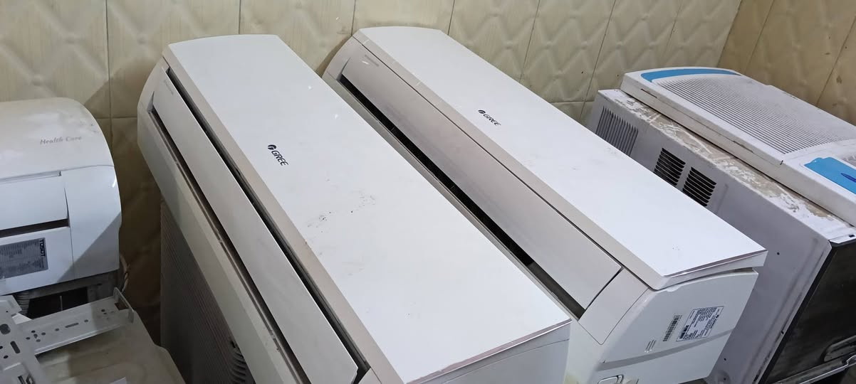 سبالت للبيع
ابيع شلع مابيع مفرد 
عاطل مابيع كلهن يشتغلن
***********
