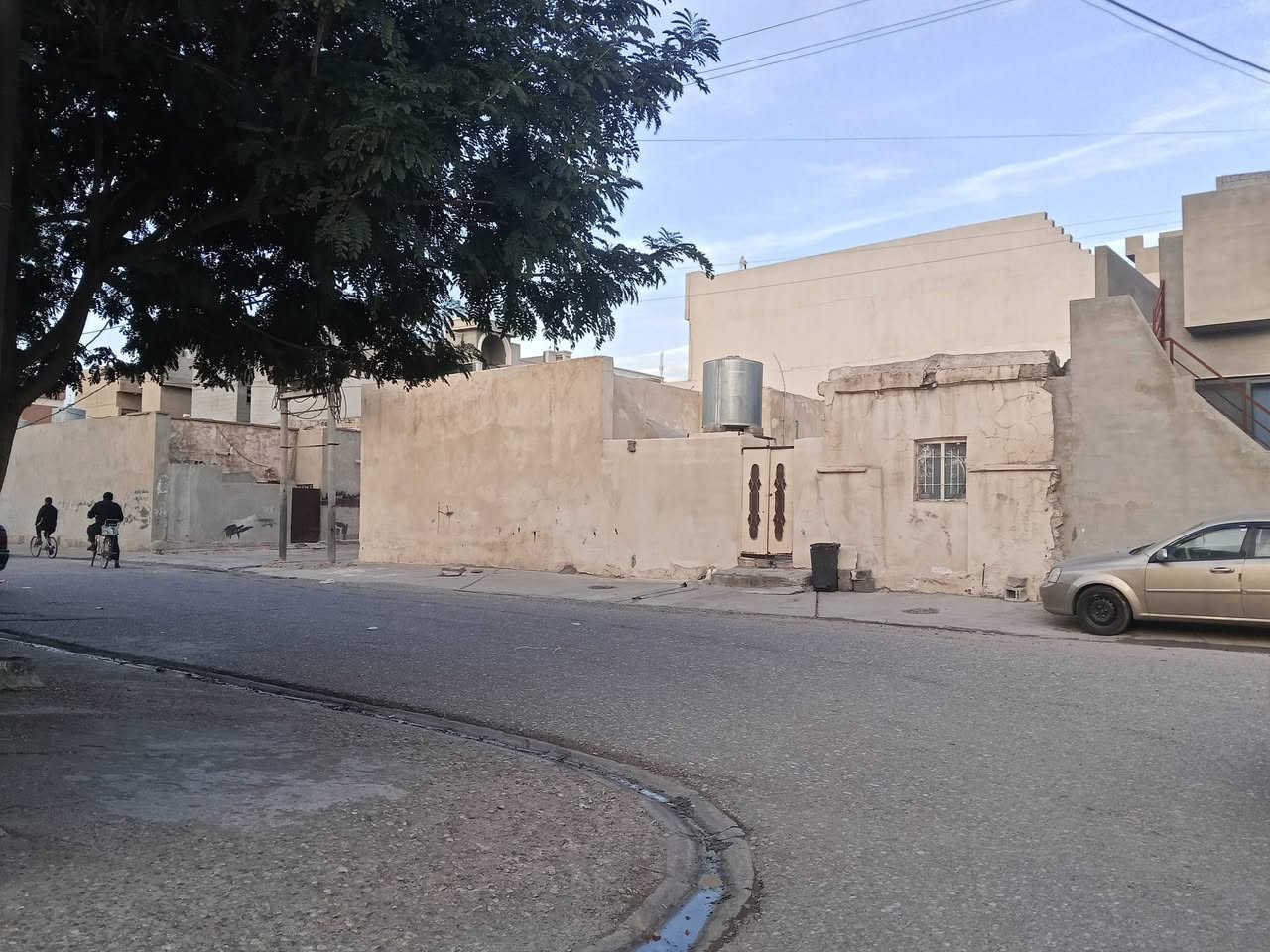 📺 اعلان رقم 347
                  دار قديم للبيع بقيمة أرض
                  بمساحة 177 متر ركن
                   10 م × 17.7 متر 
                   طابو ملك صرف     
        موقع مميز جداً خلف سوق مباشرة    
                  

📍عنوان الدار 🏡
كركوك - حي الحرية خلف السوق مباشرة 

☎️ للإستفسار يرجى الاتصال 
بالأرقام الموبايلات الواردة أدناه
📲   ***********
📲.  *********** 
📍او زوروا مكتبنا مكتب حاجي يادكار للعقار 
في حي القادسية الأولى مقابل محطة الكهرباء
