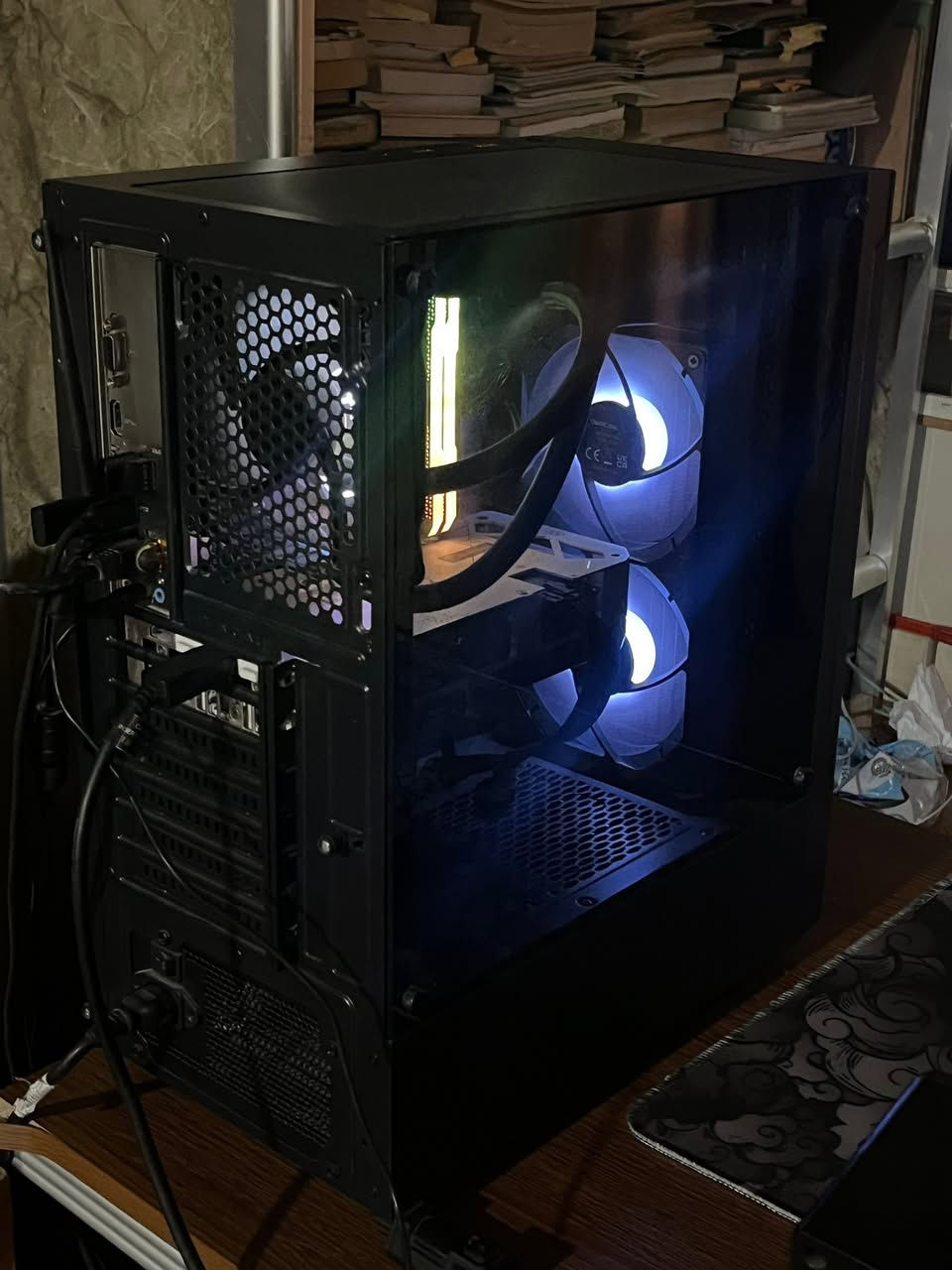 السلام عليكم سيت اب كامل للبيع
البيسي 
معالج Core i5 12400f 
رامات corsair vengeance 32gb 16x2 ddr4 
كارت asus 4060ti 8gb oc مروحتين ابيض 
التخزين ثنين ssd 512gb و واحد تيرا hdd
و m.2 128 gb
مذربورذ asrock h610m 
مبرد مائي فانين من deepcool 
بورسبلاي 600w redragon

الشاشة 
Samsung odyssey g3 
Fhd 1920x1080
144hz 1ms
VA 
24 انج

ماوس 
Attack shark R5 ultra 
كيبورد
Xpg sorcerer 
سماعة 
Corsair hs70 pro wireless

السعر مليون و ٢٥٠ و بيها مجال بسيط 
مكان الديوانية حي الفرات و متوفر توصيل 
الرقم ***********

