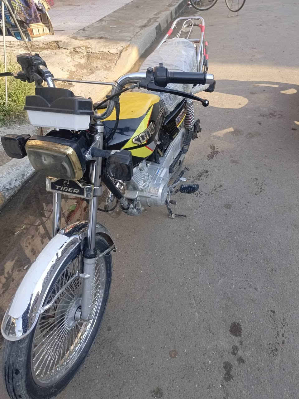 سلام عليكم تايكر 4كير للبيع موديل 24اوراق كارتونيه دراجه نضيفه كلش كامله دشبول الكتروني شغال سعر 575وبيها مجال لشراي مكاني بغداد الاعظميه موجود خاص ***********
