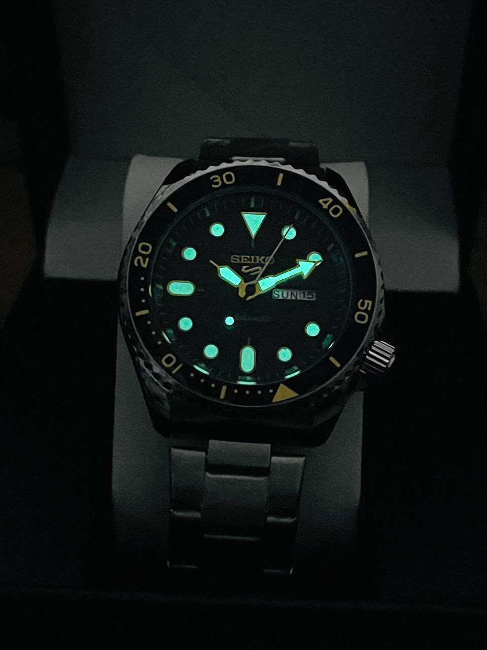 ساعة SEIKO - سيكو ✅
- مكينة كوارتز 
- رينك دولي داوار 
- مينا فحمي مميز 
- زجاج زفير ضد الخدش
- منفذ شهري و يومي 
- هيكل و سير ستانلس ستيل 
- لامينوس قوي بالكامل 
- مقاومة للماء 
- ظهر نقش و ختوم حفر 
- وزن ثقيل 

السعر : 35 ألف مع التوصيل 🚚


**إذا كنت صاحب هذا الإعلان وتريد حذفه لأي سبب، رجاءا أرسل رسالة إلى الدعم الفني**