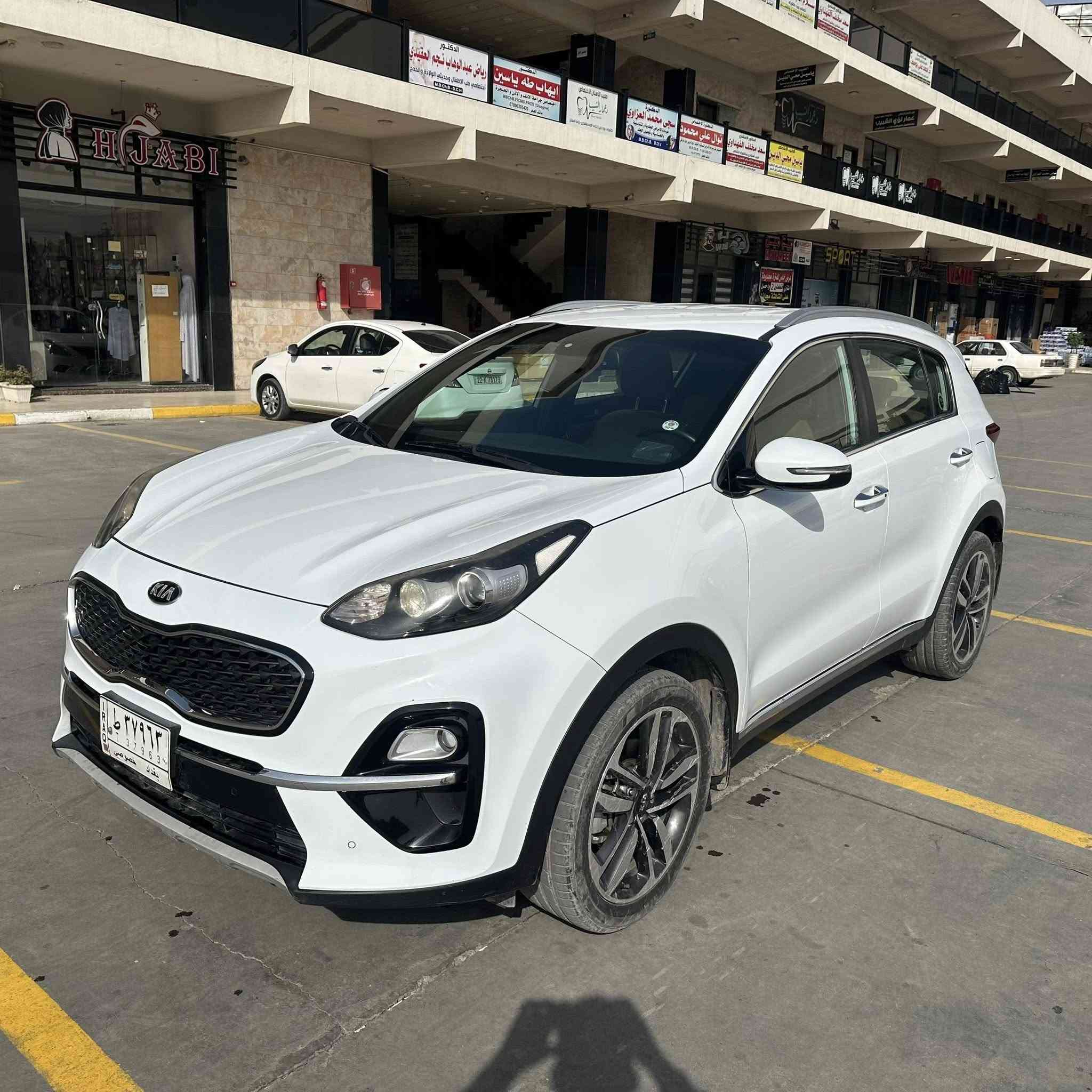 KIA SPORTAGE (خليجي ضمان الدولية العراقية)
الموديل :-2019 شكل 2020
عداد المسافة :- 94000 كم
المواصفات :-
1- بصمة ابواب وصندوق وتشغيل
2- نظام ترحيب عند الاقتراب
3- صف المقاعد الامامي كهرباء
4- هند بريك بصمة
5- مانع انحدار مانع انزلاق AUTO HOLD
6- تبريد نظام دويل منفصل
7- كتات GT رصاصي 
8- شاشة وكامرا (مُضافة)
9- وبقية المواصفات الاساسية المعروفة
السعر :-19.300$ قابل للتفاوض
العنوان :- الكرخ/ حي الخضراء
للإستفسار :-***********
