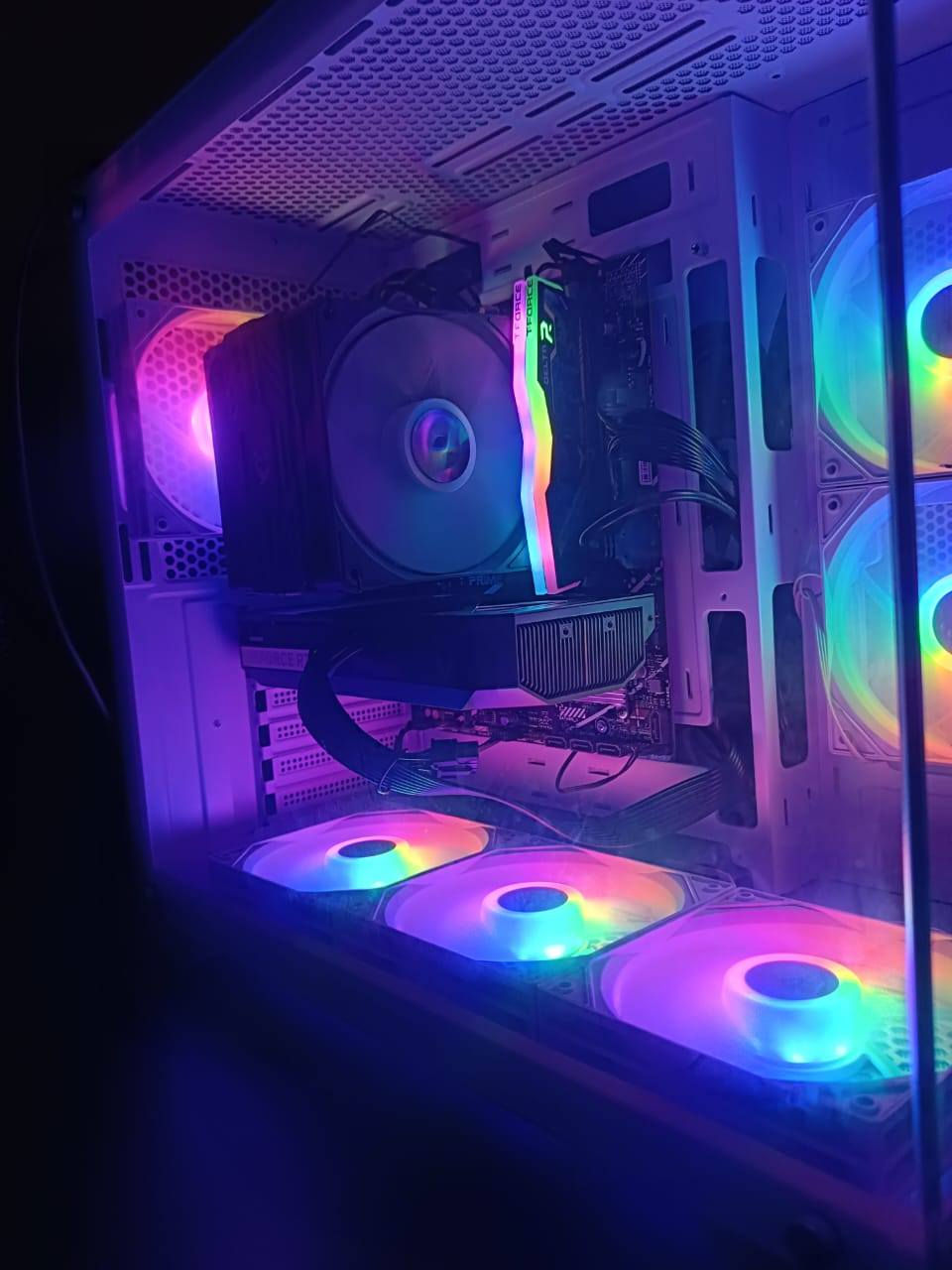 الكيس :-
Cpu :Core i5 13400F
Gpu :RTX 5060 ZOTAC 8GB
RAM: 32 3200Mhz T-Force
Motherboard: B760 Asus p
Hard: 1TB SSD NVME
PSU 750W CM

والشاشتين :-
1.LG UltraGear 32inch 165Hz 2K Flat
2.Samsung 27inch 144Hz 2K Curved

Ups 3000 Falcon
ويا كرسي كيمنك درجة اولي ويا ميز على شكل حرف L
السعر[ 1.950.000 ]او بيه مجال قليل للشراي شرط تجي تفحص على راحتك اشكد متريد والغراض كله درجة اولي لمن تجي اتشوفه اب عينك  ما عندي توصيل  مكاني كركوك قضاء داقوق 
او هاي رقمي [***********].  ابيع كامل غراض ما ابيع مفرد
