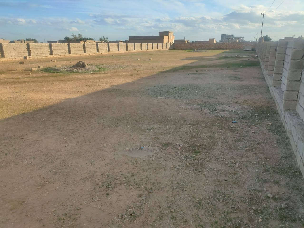 قطعه معروض للبيع يم مستشفى حسين مساحه ٢٠٠٠متر مربع حتا مروس مع سيارة او مروسا مع  قطعه او مروسا مع بيت قريب عل شارع عام ***********
