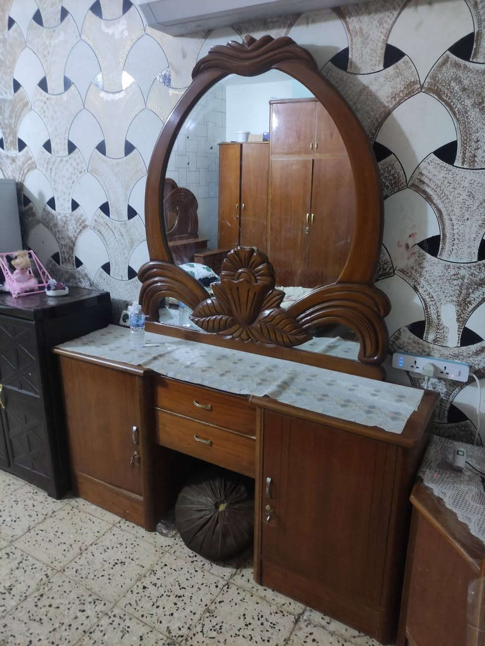 السلام عليكم عندي غرفه اخشاب نظافه 90 بل ميه سعر 550الغرفه صاج ست بيبان+ملحق مكاني حي الجهاد ***********
