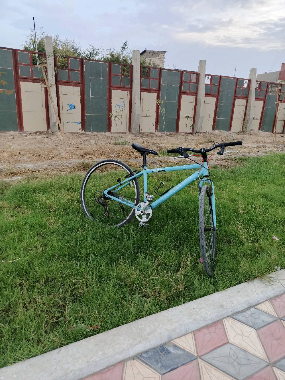 بايسكل رياضي معاصر ولونه أزرق فاتح، في حالة جيدة ومناسب للرحلات اليومية. يتضمن مقعد مريح ومقود سهل التحكم. مثالي للياقة البدنية أو التنقل السريع داخل المدينة. تصميمه عملي ومناسب لجميع الأعمار.