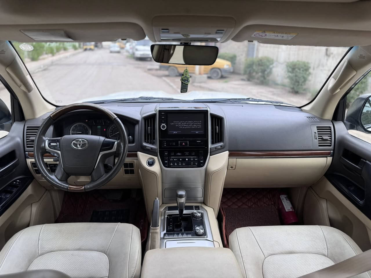 السلام عليكم 

للبيع تويوتا لاندكروزر 2017 WHITE EDITION وايت ادشن

ماشية 105 الف 

رقم سليمانية بأسمي تحويل مباشر

مكينه 6 سلندر
 
_الون ابيض صدفي 

_شاشه كبيره بلاديه 3 

كامرات محيطية حتى بالمرايات

_ كشنات جلد 

طفاية 

_كشنات الامامية كهرباء 3 وضعيات

_ ستيرن كهرباء 

_ثلاجه 
_ شاحن واير ليس او شاحن لاسلكي 

_ مري شفط او قلاب عند الرجوع 

_ سلايد روف 

_ بصمة تشغيل وبصمة ابواب

_ حساسات اماميه وحساسات خلفية

_ زراكات لايت بلدعاميه 

_تشغيل عن بعد 

_لايتات لد زنون اصلي عدسات 

دواخل نضيفة وبلادي على وضع الشركة

_والباقي معروفة مواصفات الوايت ادشن

السيارة مبدل بيها جاملغ وباب جهة السكن وبيها طخة بسيطة بالباب الخلفي باقية على وضعها كما موضح بالصور

غير ذني السيارة كفالة

السعر 42,000 يعني 420 ورقة وبيها مجال

مكاني بغداد المشتل

رقمي ***********
