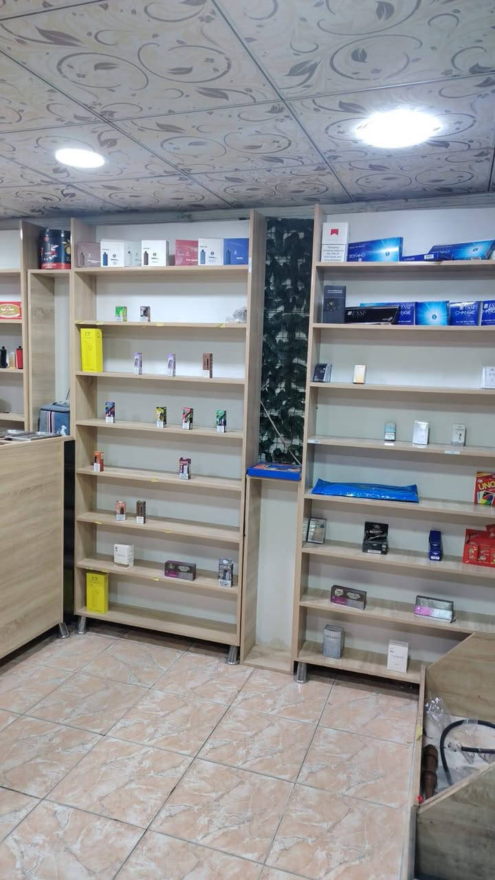 سلام عليكم
عندي محل نراكيل للبيع بيها 8 رفوف سبلت + ميز مبريدة بضاعه كامل مکمل

موقع المحل حي النصر شارع الوسط

للتفاصيل : ***********
