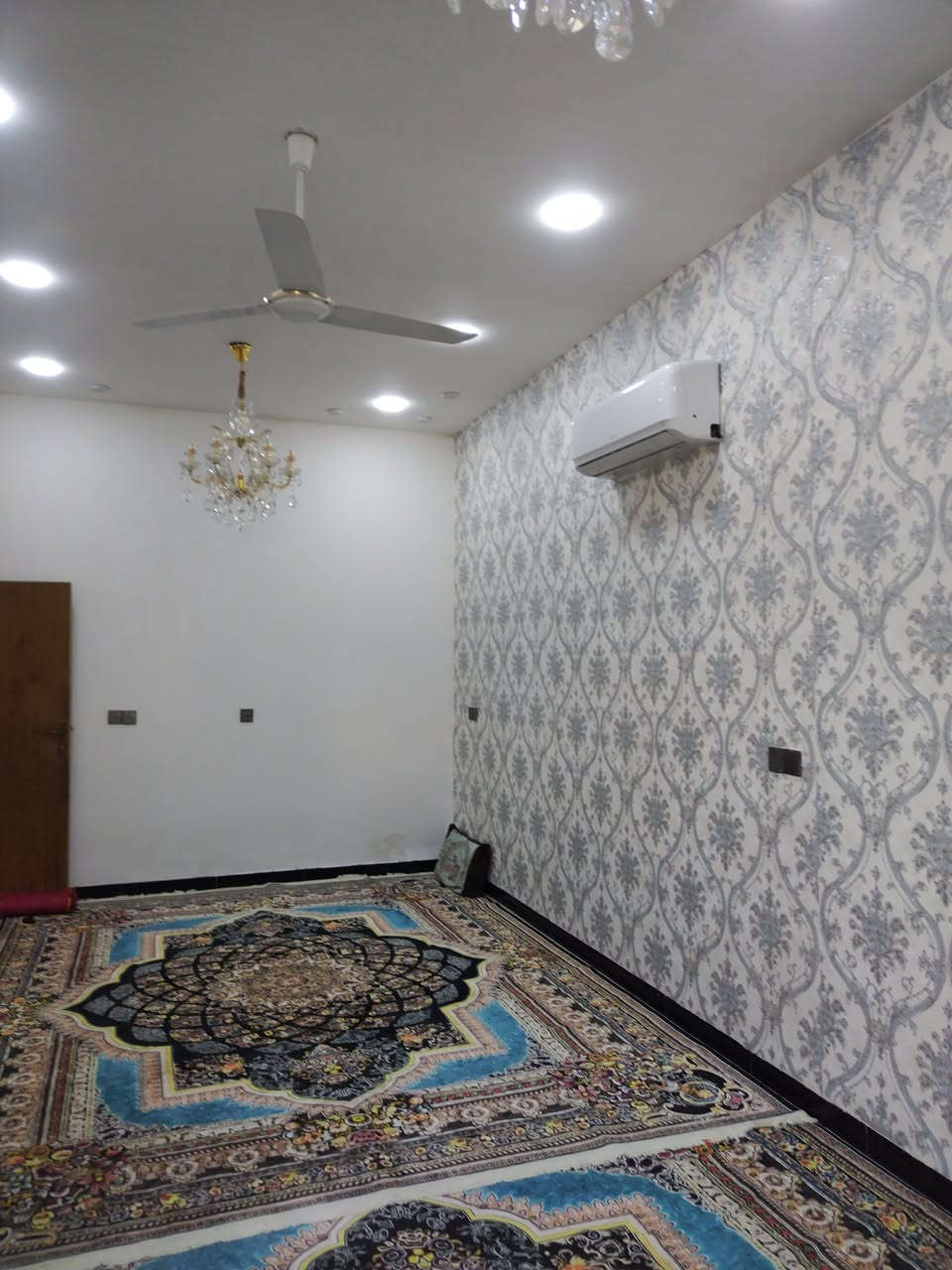 بيت للبيع طابو ملك صرف بغداد التاجي حى الحسن العسكري قريب الروضة مساحة 150متر ركن بناء جديد طابوق مسلح عالي عن الشارع شارع 20غرفتين واستقبال ومطبغ وحمام داخلي خارجي كاشي واسيراميك جاهز ***********.بي واتساب الواجهة 10والنزال 15
