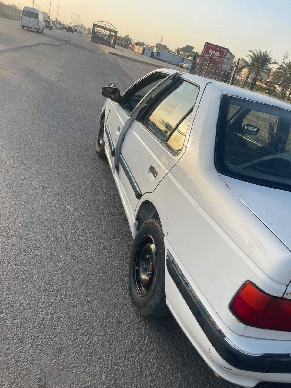 بيجو -405،موديل 12 مكينة مجفتها عام قبل شهرين كلج جديد صدر خلفي جديد امام نص عمر نواقص بيها بصيطة من ضمن الغاز تبريد مكاني شعب  سعر 35 وبيها مجال هاذا رقم راعيها  7772233167 اني مكلف بنشر
