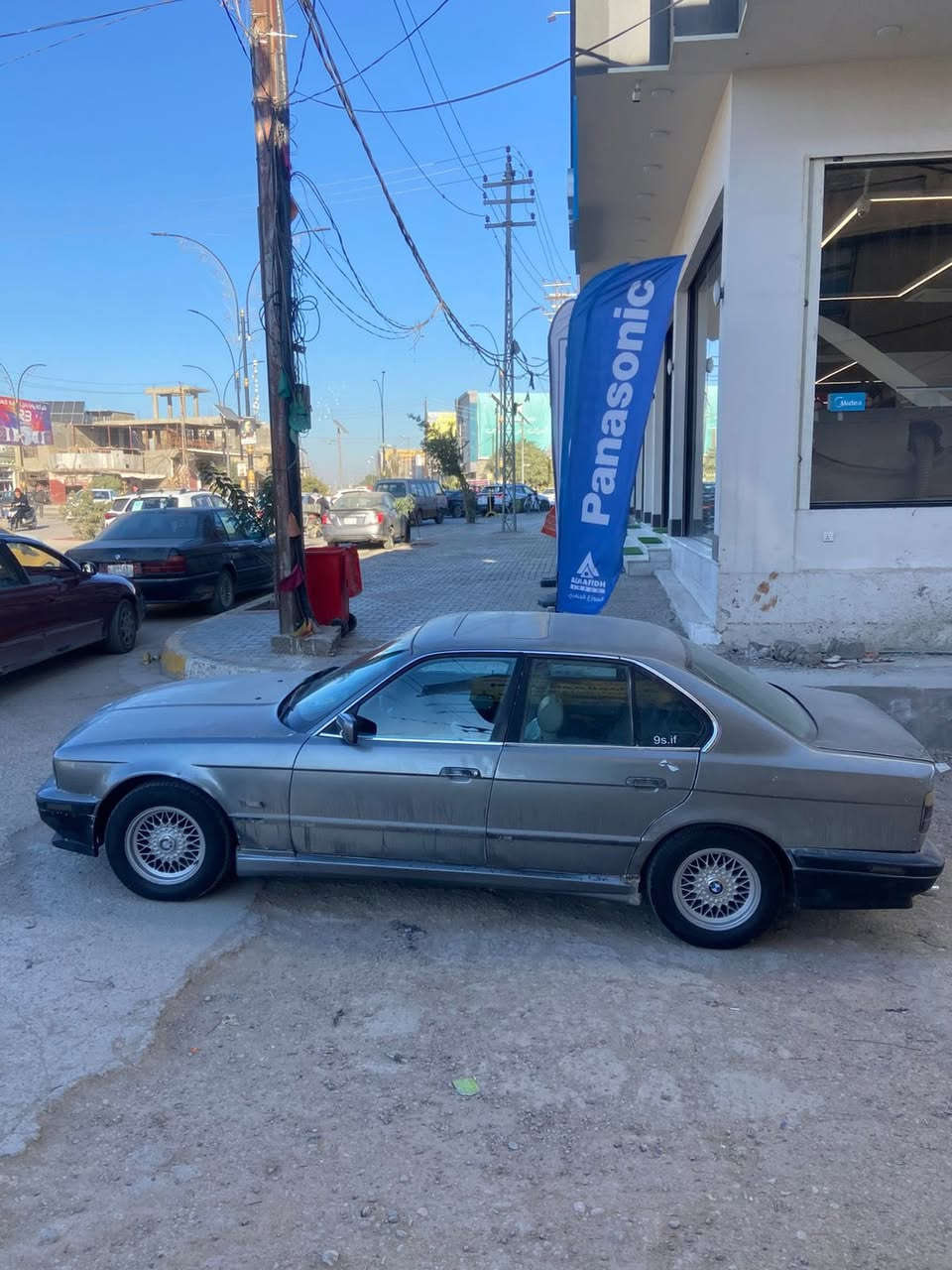 السلام عليكم BMW 525i  موديل ١٩٩١ مسكر عدله كهربائيات كله شغال كير جديد تخم وياله جدد هو وتايرات جديد سلايد شغال   حداديه جديد 100%    امامي خلفي قاعدة فيتبم كامله بيه طخه بالجاملغ الخلفي كما موضح بالصوره سيارة باسمي رقم بابل انكليزي الجديد سنويه ل2030 السعر 45 وبيه  مجال رقم الهاتف *********** العنوان حله مركز  بيع او مراوس ب إيراني سمند او بيجو بارص  خصوصي من بابل حصراً
