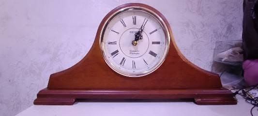ساعة رف خشبية (Mantel Clock) من إنتاج شركة سيكو (Seiko) الشهيرة، وتحديداً الموديل الكلاسيكي Seiko QXJ013B المصنوع من خشب البلوط. [1]
المواصفات والميزات الرئيسية:

التصميم والنوع: تأتي بهيكل خشبي تقليدي منحني (طراز نابليون) باللون البني الدافئ مع إطار داخلي ذهبي وعقارب سوداء مزخرفة. [1, 2]

أرقام الميناء: أرقام رومانية سوداء واضحة على خلفية بيضاء. [1, 2]

نظام الرنين: تحتوي على نظام رنين مزدوج يتيح لك الاختيار بين نغمات Westminster أو Whittington، مع رنين كل ربع ساعة. [1, 2]

التحكم بالصوت والهدوء: مزودة بميزة المخفف التلقائي للرنين ليلاً (من الساعة 11:00 مساءً وحتى 5:45 صباحاً) بالإضافة إلى مفتاح للتحكم في مستوى الصوت. [1]

أبعاد الساعة الأصلية: الارتفاع حوالي 20.1 سم، العرض 40 سم، والعمق 7.4 سم. [1]

ساعة رف خشبية (Mantel Clock) من إنتاج شركة سيكو (Seiko) الشهيرة، وتحديداً الموديل الكلاسيكي Seiko QXJ013B المصنوع من خشب البلوط. 
السعر 70


**إذا كنت صاحب هذا الإعلان وتريد حذفه لأي سبب، رجاءا أرسل رسالة إلى الدعم الفني**