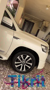 ليدورون  جديد. مال جناي. لاندكروز.  2019.  V8. ثمانية سلندر.   ماشية 1...