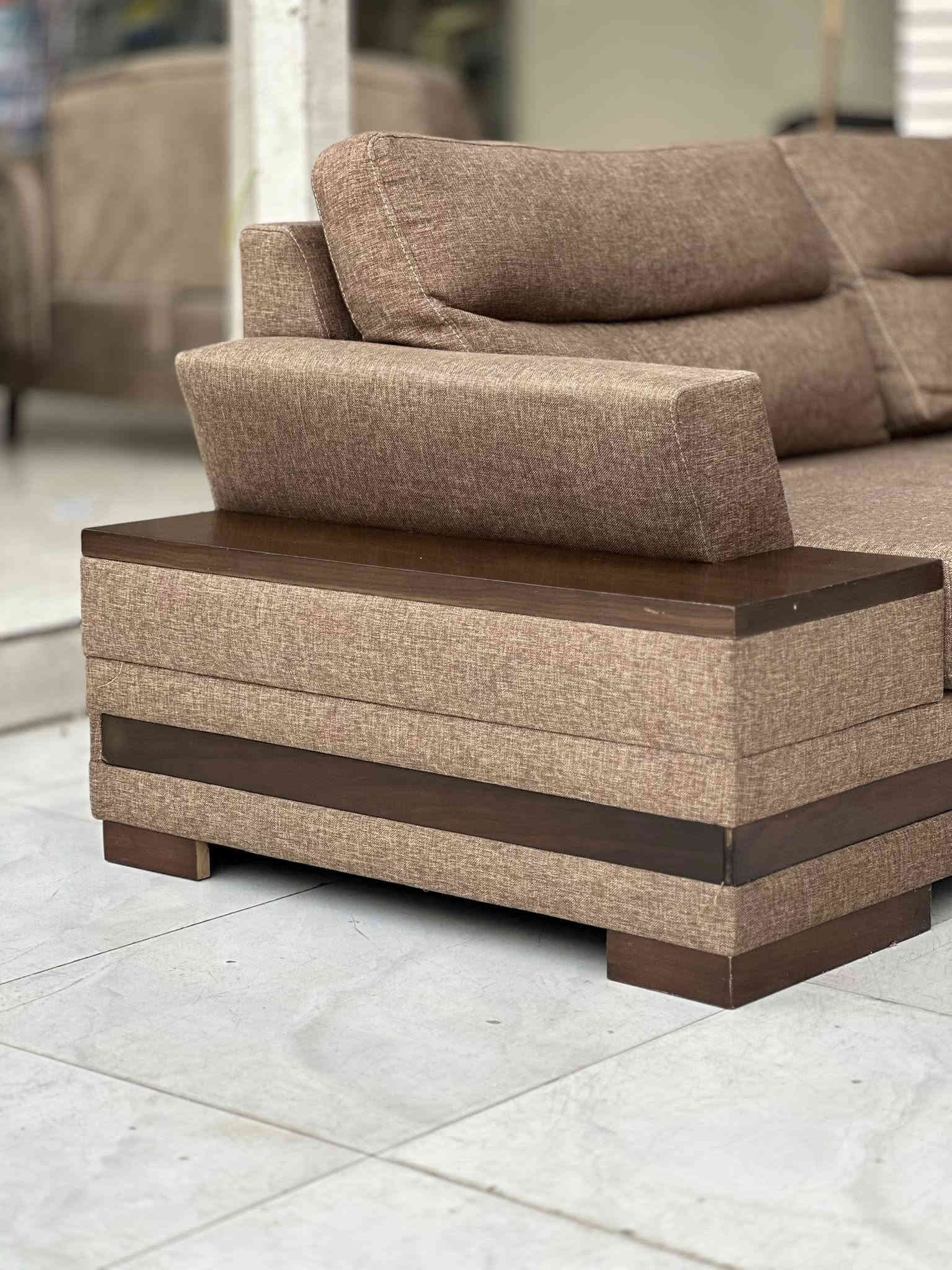 تخم امريكي (تكمه)  نضافه 100/100 دزاين  عصري  طبلات جانبيه  يمين او يسار ع قطع الثلاثيه متكون من 10 مقاعد     قماش كتان  امريكي مقعد متحرك طبي سوفت امريكي  فول بوليستر وجهين سحاب سهل التنظيف هيكل الداخلي  والخرجي  بل كامل خشب زان طبيعي     عنوانه اربيل زانكو 99 قرب مطعم كص سنگر  يوجد توصيل ل بغداد ولباقي المحافظات  للاستفسار او الحجز متواجد واتساب ***********
