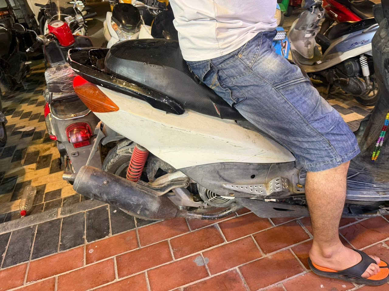 سلام عليكم
دراجة سكنس نظيفة كلشي شغال سلف 
على هل وضعية السعر 400 الف قفل مجال حك الجية فقط مكاني جميلة بغداد 
***********
