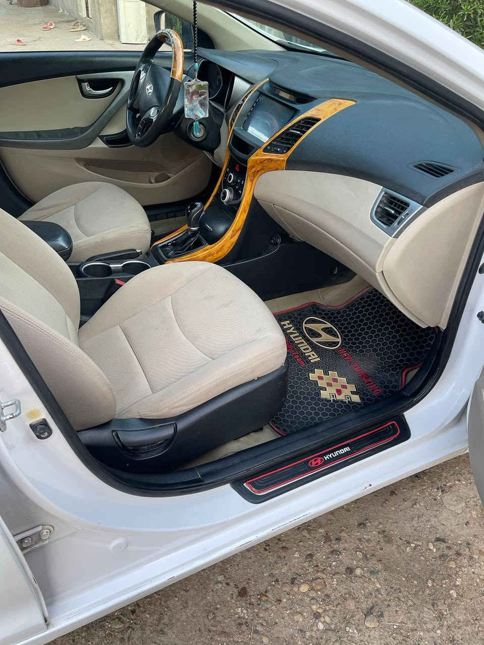 سلام عليكم البيع سياره
النتره موديل ١٥ خليجي تخم تاير صدر جديد
محرك ١٨٠٠  لا تبخير ولا تنقيص
بيه ٤قطع صبق بدون دواخل سياره حلوه
بسمي السيارة تحويل مباشر رقم جديد
رقم ***********    ***********
