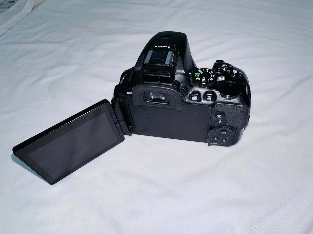 ﴿ نيكون 5600d شتر 6k نظافه 100%
مواصفاتها  = 
شاشه قلاب لمس سلايه عاليه + 24 ميكابكسل + 39 نقطه فوكس + تصوير فديو 60 اطار في الثانيه + ميزه تتبع الفوكس + معالج الصور + 5 صور في الثانيه +  Wifi  

   مع كامل ملحقاتها 

- عدسه 55.10 ام القفل VR 
-عدسة رياضية 70-300
-أدبتر للتصوير القريب 
- فلاش أضائة
-ستاند أحادي 
-ستاند ثلاثي صغير 
 - شاحنه تدعم الشحن السريع  
 - بطاريه تدوم طويلاً  
 - رام 32G الاصلي جديد 
-تحويله صور 
 - حزام حامل للكامره  
 - حقيبه حجم وسط مقسمه  
- حقيبة حجم الكبير مقسمه
 - حزام الحقيبه  

اخوان الكامرة نضيفة جدآ استعمال شخصي 

مكاني بغداد 
الشراي يتفضل خاص أو يتصل على الأرقام 
***********
***********
