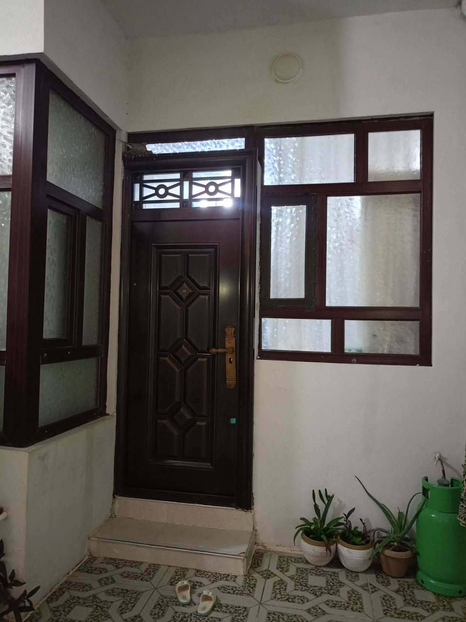 خانوو بۆفرۆشتن ڕزگاری گەڕکی سەنگاویەکان نزیک مزگەوت پیشەوا خانوەکە لەکوڵان نیە فەرعی ڕەیسیە نزیک جادە خاوەنی لەبەرپیویستی ئەیفرۆشێ ماڵی دۆستە بازاری نیە بەتایبەت بوخوی دروستی کردوە کامل متروبیست کاشی سبی سەرەوەی کاشیکەش پلاستیکە کامل تکدی موبەریدەی بۆکراوە هیچ نوقسانی نیە خانوەکە تازەدروست کراوە ڕوبەری خانوەکە 120مترە کوڵانی تازە مەجالی خەریکە بۆئەکرێ نرخی خوار بازاڕ ئەیفرۆشێ  دوو دفتەرو نیو مەعامەلە ژمارەی خاوەنی خانو ***********
