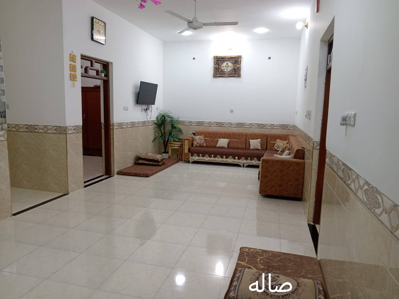 السلام عليكم عندي بيت للبيع مساحه 300 متر كامل من كلشي بناء حديث بي غرفتيت وصاله واستقبال وهول ومطبخ وكندور حمامات داخليه وخارجيه وكراج مرتب   العنوان الخالديه حي الاكراد اتصل ودلل *********** السعر 160 وبي مجال
