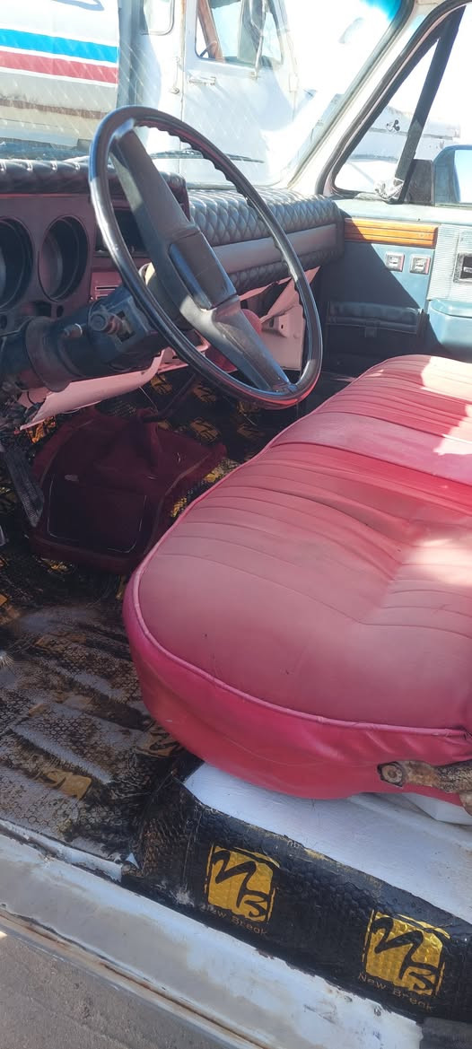 جمسي معمره سمكره مداكر جديد بنيد جديد بيبان جديد  باقي بس الصبغ صدر جديد محرك نضيف لاتنقيص ولاتبخير 305كير عادي راديتر جديده رقم انكليزي انبار تحويل مباشر السعر 35 مكان السياره الانبار ***********
