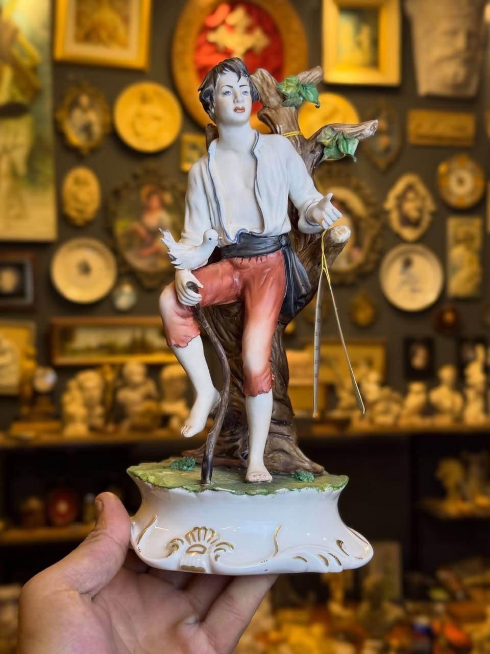 روائع النابولي الايطالي روميو و جولييت 

في ASURA HOUSE 
ننتقي القطع بأعلى معايير الذوق ، ونقدمها لك كأفضل صفقة بقيمة تكسر حاجز السعر و تحترم ذكائك.

لا ننتقي مجرد تحف، بل نستحضر قصصاً من عصور مضت وجمالاً لا يشيخ. 
تُطل علينا هذه القطع من روائع النابولي الايطالي  عمل يدوي من البورسلين الفاخر  بتفاصيلها المذهلة،
صُنعت لتكون إرثاً يتناقله الذواقون.
• الحالة: ممتازه نظيف جدا مع الليبل خالية من اي ضرر.

• للاستفسار: عبر الرسائل الخاصة (DM).

..
#انتيك #تحف #فنتج #vintage #antique


**إذا كنت صاحب هذا الإعلان وتريد حذفه لأي سبب، رجاءا أرسل رسالة إلى الدعم الفني**