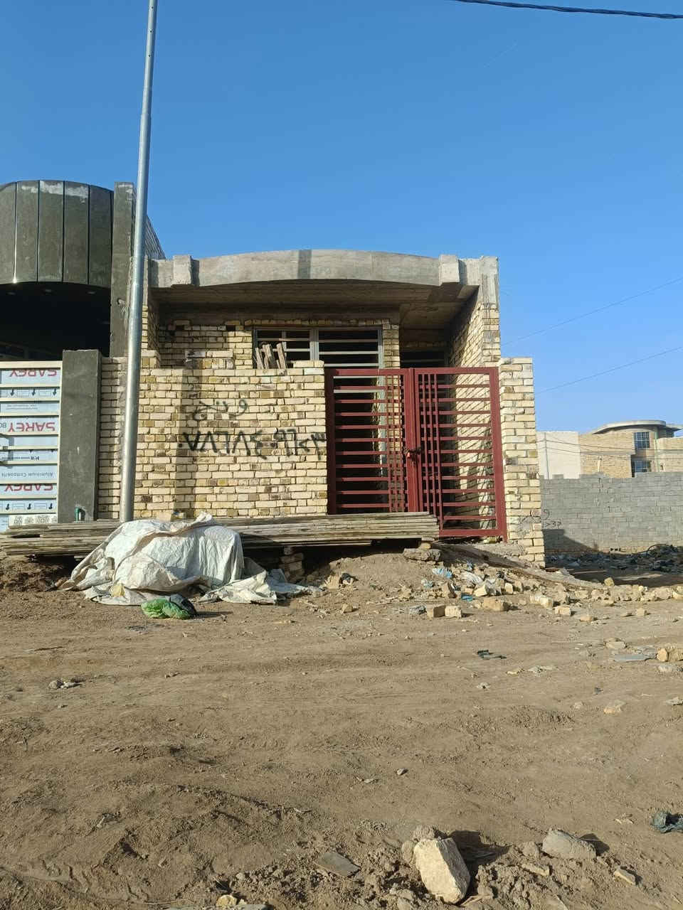 يالله
هيكل ١٠٠م السفحه مكان شارع احمد الوائلي يبعد.عن البيوت الوجه 150متره قريب عليهم قريب عل الفرن متكون من غرفه ومطبخ وستقبال وحمام سعر ٤٥ وبي مجال قليل مجاري كامله ارضيه  صب  صب مخده وسكف
استفسار علق ادزلك رقم راعيه وتدلل


**إذا كنت صاحب هذا الإعلان وتريد حذفه لأي سبب، رجاءا أرسل رسالة إلى الدعم الفني**