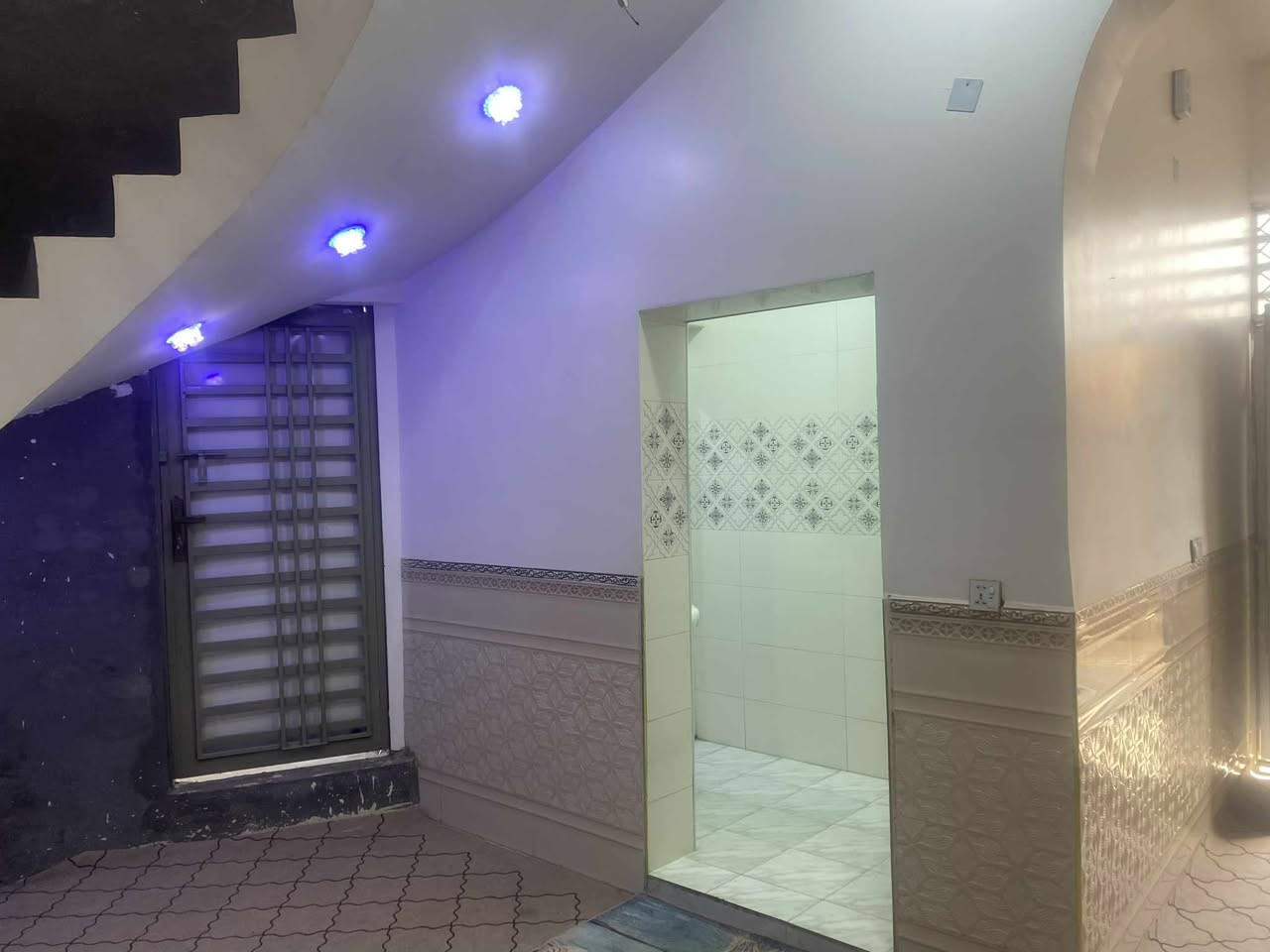 بيت ركن مساحته 357 متر يفتح على متنزه بحي غزه خلف  ال حجي توفيق يتكون من (غرفتين قياس  5 ونص في 4 )(صاله 10 في 4 )(مطبخ 4في 4 )(براني 5في 4) (البراني ثانيه 14 في 5 ) بناء جديد طابوق كونكريت 
للاستفسار مراجعة مكتب عقارات الفنار مجاور مستشفى الخضر العام (***********)
