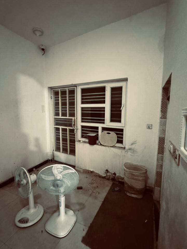 بيت للرهن حي الزهراء شارع عشرين التبليط شارع مكتب الجبوري رابع بيت ع الشارع الرئيسي قرب مدارس ريبال االبيت جاهز مطبخ مؤثث وتانكيات وكيزر ومراوح وسقيفة غرفتين نوم وصالة وصحيات داخلية وخارجية وبراني ومطبخ للاستفسار الاتصال 
***********
