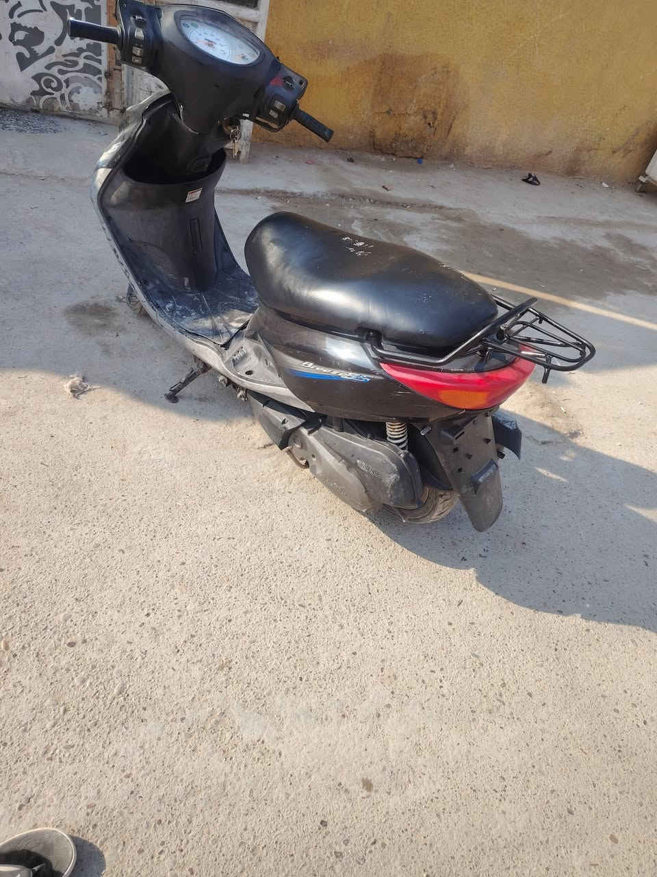 دراجه للبيع بريز بغبغاء رمبه صارله شهرين منزله من معرض كفاله عامه برغي ما مفتوح وكتام عينك بتون غسل واذا تيب هيج عايفه ما ضاب براغي خير من يم الله ورجع وكول صارله شهرين منزله بغداد ***********  سعر مليون وبي مجال قليل
