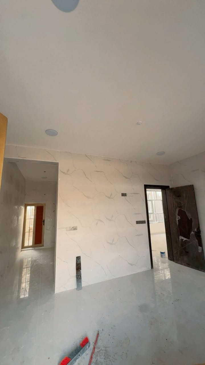 اللهم صلي على محمد وال محمد 
السلام عليكم حبايب 
بيت زيرو مثل ماموضح بلصور 
يتكون من 
غرف عدد 2 
استقبال 
مطبخ حار + بارد 
صاله مفتوحه 
مجمع صحيات 
بناء كله درجه اولى مع التصوير الي يحب يشوف من الاساس 
طابق واحد 
الموقع/ كاع الفلسطيني قطع موسى عقيل على الشارع العام 
المساحه:200 متر وبلواقع احله هواي من الصور على شوارع 10 متر 
للتواصل والاستفسار 
***********//***********
السعر 130 وبي مجال
