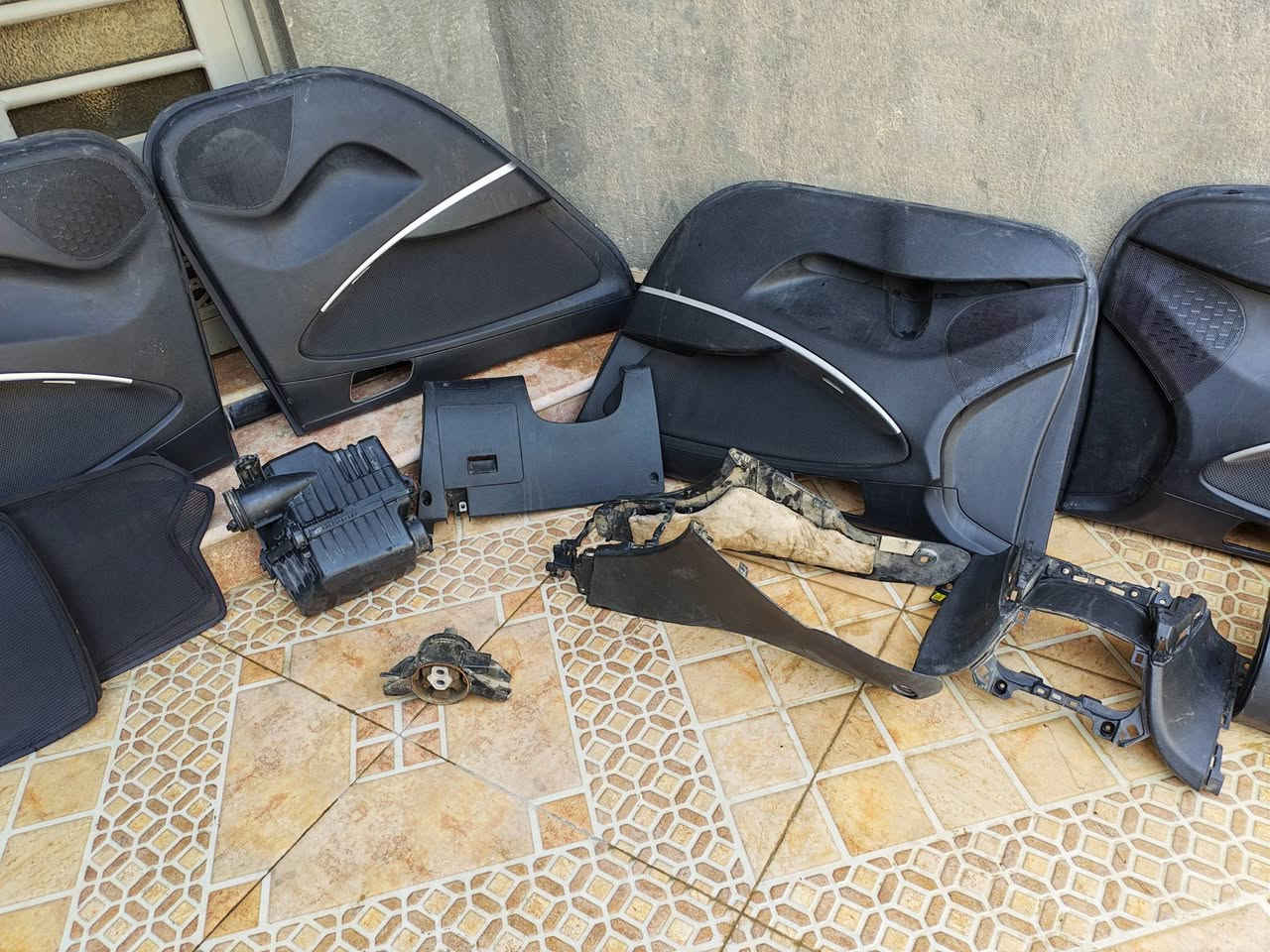 السلام عليكم غراض اكسنت نضيفات للبيع قيم وأخذ العنوان ذي قار مركز المدينه ***********
