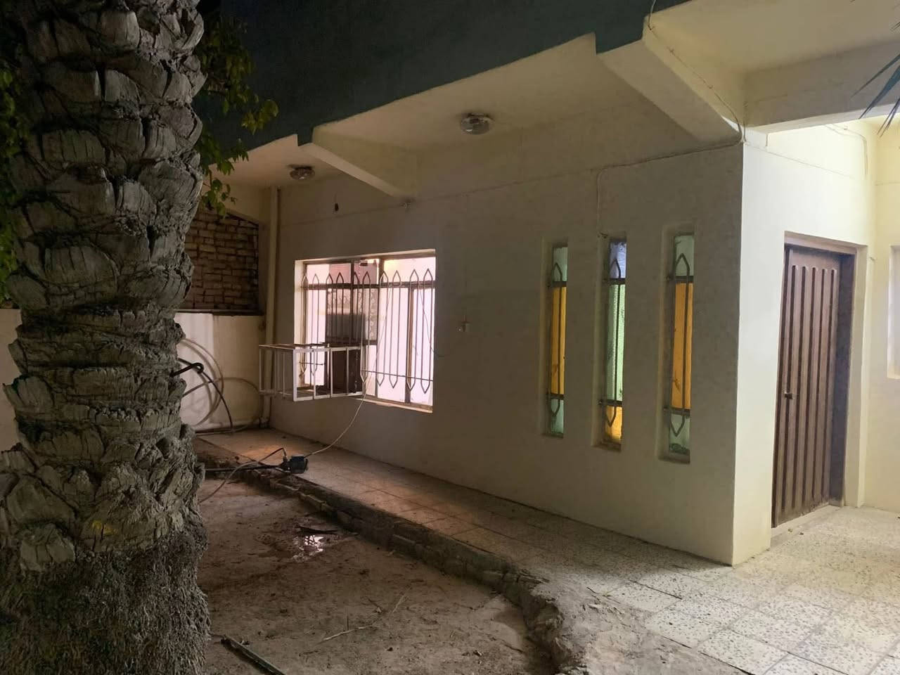 السلام عليكم ورحمة الله وبركاته 
دار للبيع طابقين ٢٠٠ متر طابو ملك صرف 
يحتوي الطابق الاول غرفتين نوم وصاله واستقبال ومطبخ وصحيات والطابق الثاني غرفتين نوم وصحيات العنوان بهرز حي السلام للأستفسار ***********
