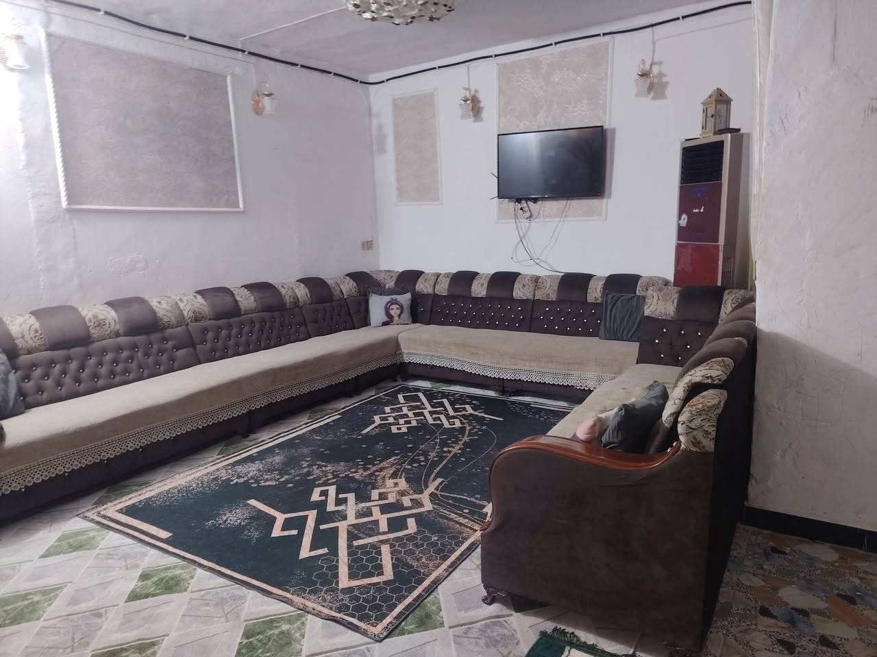 بيت مساحته 300م في حي الحكيم نزلة خليفه قرب مدرسة السجده طابق واحد متكون من حديقه و غرفتين وهول واستقبال ومطبخ وصحيات داخليه وخارجيه وحديقه وترك والطابق الثاني غرف وبيتونه كبيره والسطح شتايكر بناء نص طابوق ونص بلوك والسقف صب عرض الشارع 10م خدمات متوفره ماء وكهرباء ومجاري قريب ونت ضوئي زراعي سند 25 مشمول بالتطويب بقية التفاصيل يم صاحبه السعر 65 مليون وبيه مجال .  للا استفسار رقمي ***********
