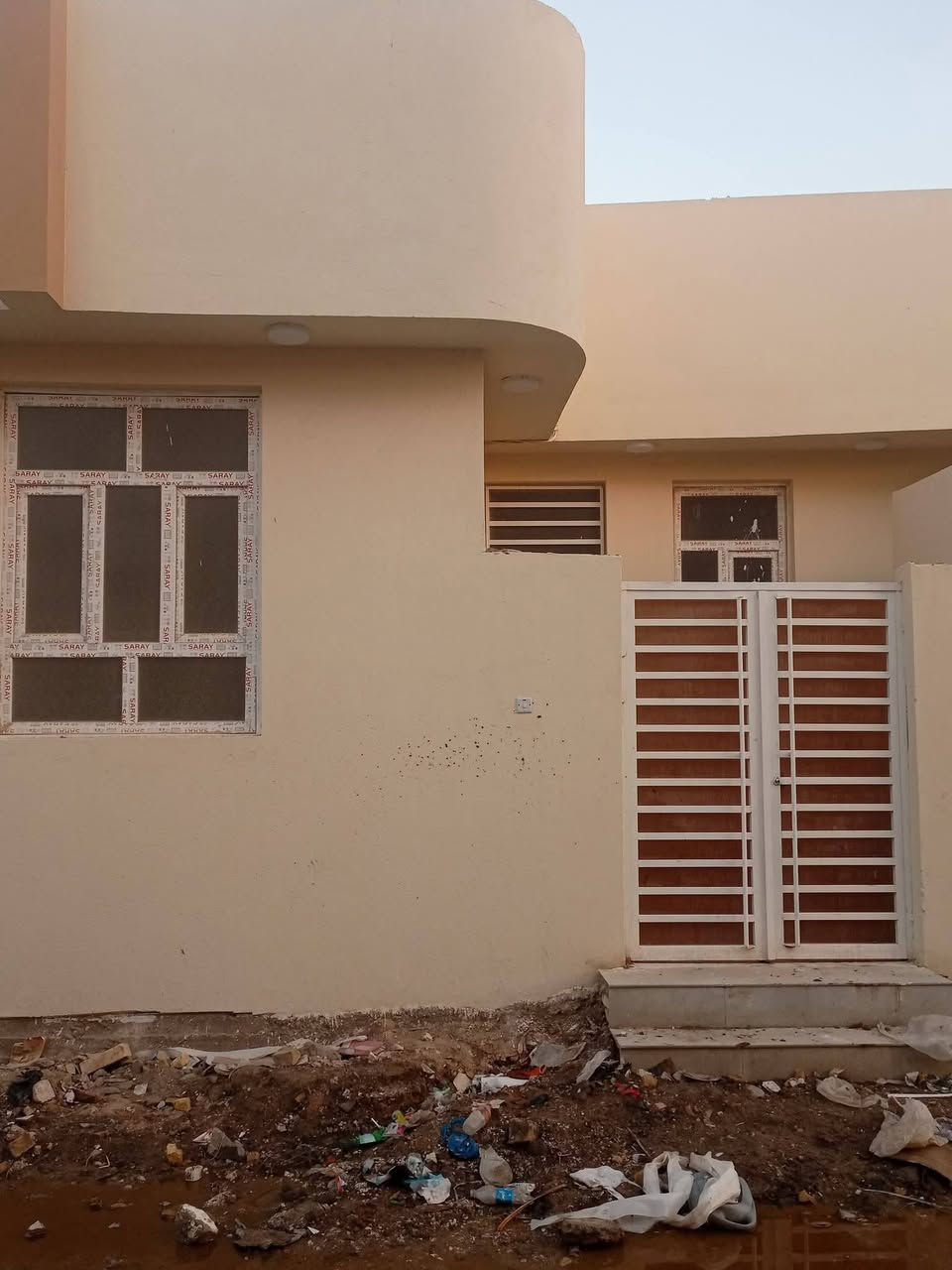 بيت للبيع 100 متر امامي ثالث بيت عن الركن عن شارع 20 الرئيسي قرب المدارس الصينيه الابتدائيه والمتوسطه بيت يبعد عن المدارس 20 متر بناء طابوك كونكريت مسلح بناء جديد غرفه وصاله وديوانيه ومنور وصحيات واستقبال البيت كامل جاهز للسكن طابو صرف ثاني يوم المداور العنوان الكامل تضحيه نهايه الشارع العياده حي الكرامه كافه الخدمات موجوده وسكن موجود السعر 97رقم الهاتف ***********
