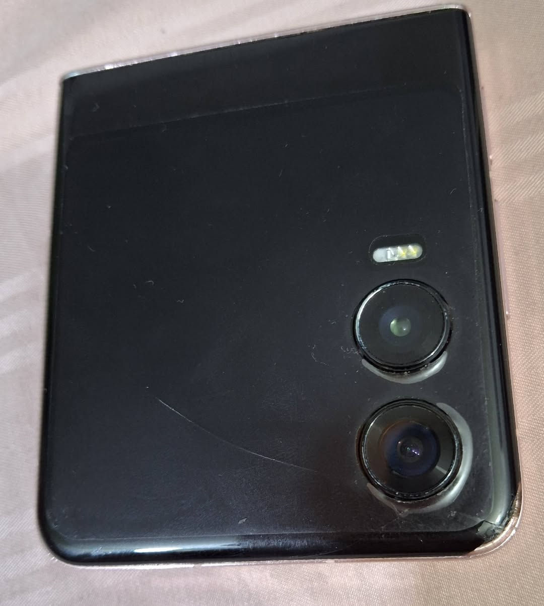‏جهاز للببع
‏  **Infinix Zero Flip**
‏| **الشاششات** | داخلية 6.9 إنش (LTPO AMOLED) + خارجية 3.64 إنش، كلاهما 120Hz |
‏| **المعالج** | MediaTek Dimensity 8020 (أداء متوسط) |
‏| **الذاكرة والتخزين** | 16 (8+8) جيجابايت رام + 512 جيجابايت تخزين |
‏| **الكاميرات** | خلفية مزدوجة (50+50 ميجابكسل) + أمامية 50 ميجابكسل | يدعم تصور 60 فريم 4k
‏| **البطارية** | 4720 مللي أمبير + شحن سريع 70 واط |
‏| **النظام** | أندرويد 15 مع واجهة XOS 14.5 مع دعم 3 سنين |
‏| **أبرز الإضافات** | سماعات ستيريو من JBL، تصميم قابل للطي بمفصلة مخفية |
‏مستعمل بي فطر بالشاشة الخارجية ممأثر على اللمس موضح بالصور 
‏وياه شاحن سريع مع سماعة سلكية فقط
‏سعرهه 240 قفل فقط بيع بدون مراوس 
‏مكاني بغداد توصيل ماعندي 
رقمي 
***********
‏
‏
‏

