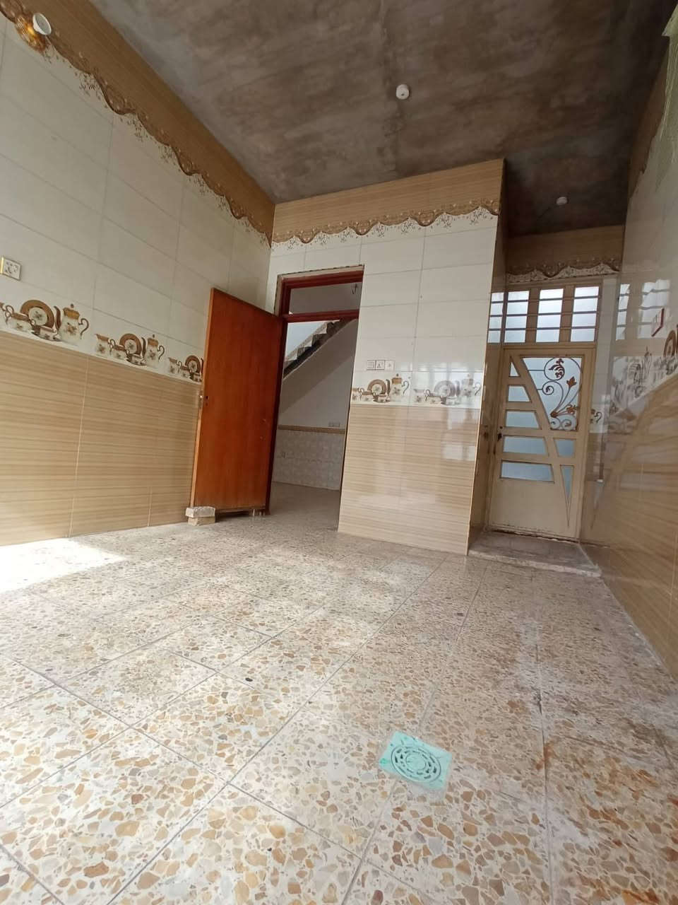 مكتب اكرم الحاتمي للعقار  ***********
==================================

  دار للبيع المساحة 150 متر تجاري طابو صرف 

حي ميسان الشريط قطاع 84 عرض شارع 20 متر 

==================================

   يحتوي ع/ غرفة وصالة ومطبخ وأستقبال 

وصحيات داخلية وخارجية ومكشوفة وطارمة 

بناء نضيف طابوق والسقف صب كونكريت 

                البيت فارغ غير مسكون 

           السعر  186 مليون وبي مجال 

للاستفسار الاتصال بالرقم *********** وات سآب 

        او مراجعة المكتب اكرم للعقار

عنوان المكتب/ النجف الكوفة حي ميسان 

     شارع الكيات مقابل اسواق حليم
