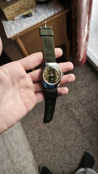 ساعة ريفول  سويسري قديم  أصلي 100/100 شغاله 100/100 بيها اثار قدم بل م...