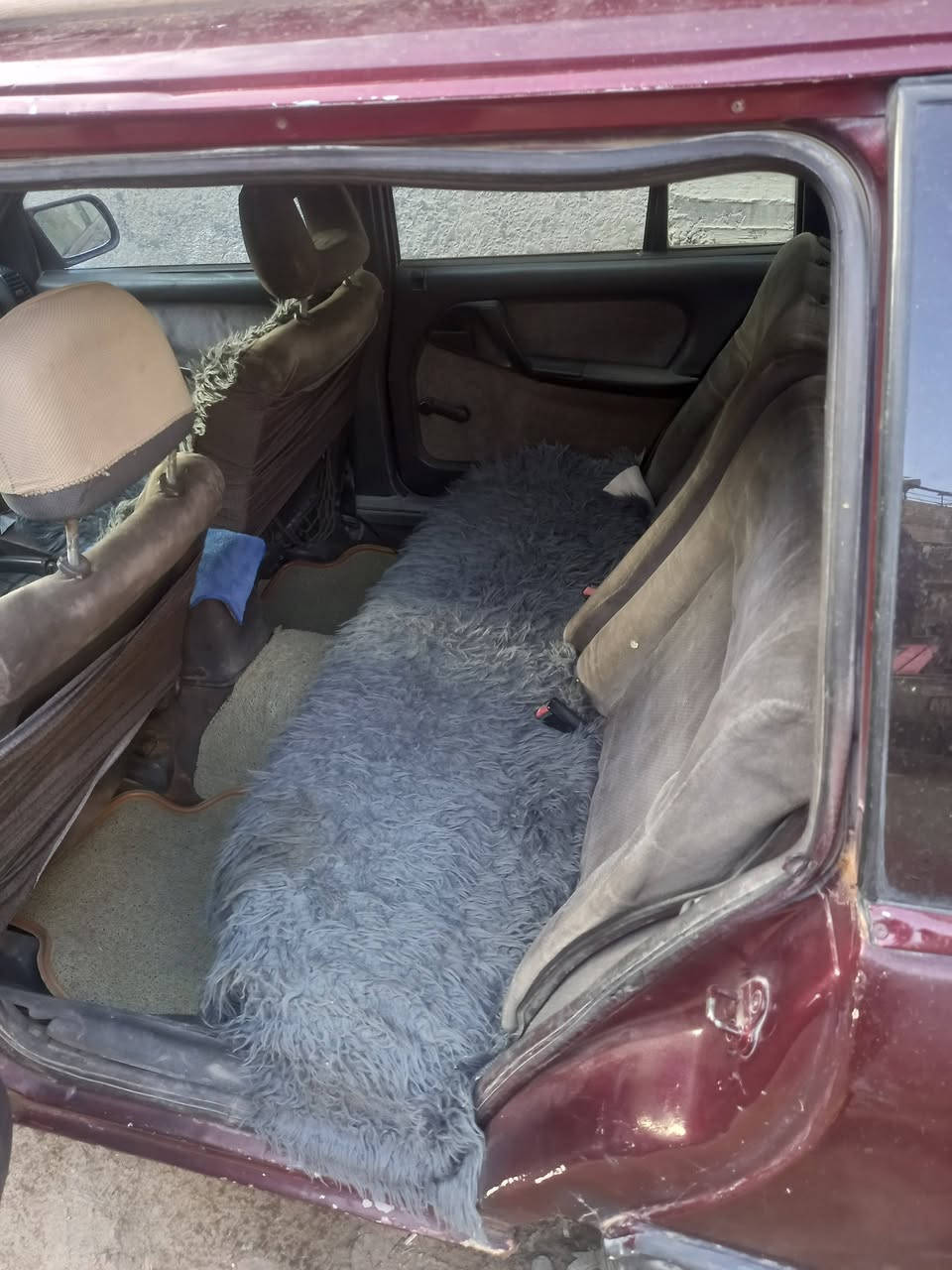 السلام عليكم
اوبل اوميكا ستيشن 
موديل ١٩٩١
كير ومحرك جديد حاويه 
رقم انكليزي 
غرفتها جديده ابلاديه شواصي شركه مكفول 
العنوان بغداد مقابيل مرور الحسينية 
رقم الهاتف ***********      /   ***********
السعر ٢٨ ورقه وبيها مجال
