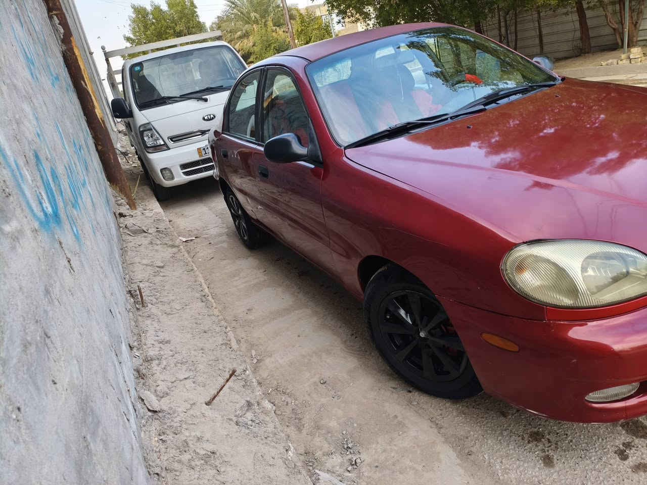 السلام عليكم دايو لانوس موديل 2001
داخل نضيف خارج نضيف صدرهة 70بل مئة تخم تاير باتري جديد جامة  أمامية جديدة لايتات  انضاف بك لايت انضاف كير عادي مكينتهة بيهة خيط تبخير سيارة بأسمي مكانها بغداد 
السعر 34 
رقم التليفون***********
