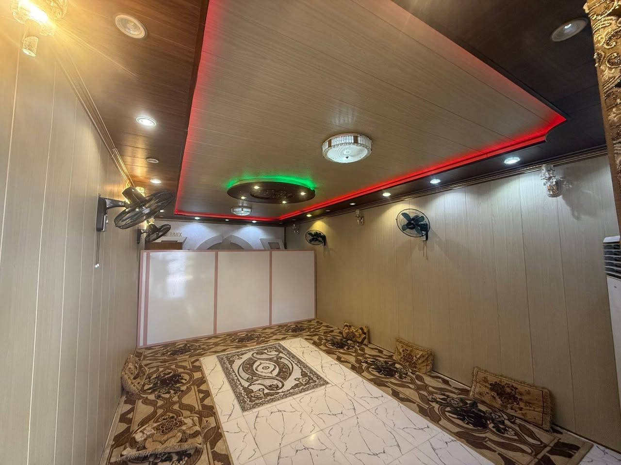 السلام عليكم
بيت للبيع طابو صرف مساحه 400م
بحي وحده
يحتوي علئ
استقبال
صاله عدد 2 
غرف نوم عدد 6 
مجمع صحيات  عدد 2 
طارمه عدد 2
ملاحضه البيت ع شارعين
التواصل ع الرقم ***********
