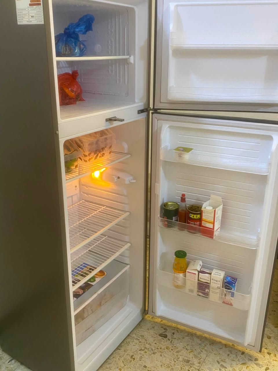 ثلاجة للبيع قبل شهر اخذتها بس دانتقل ودابيع تجميد كلش زينه تبريدها ثلجها متسحب هواي امبيرية 
حجمها ١٤ او ١٦ ماذكر بلضبط قدم بس داخلها جبير 

مكاني بغداد الطوبجي
(((السعر 375 بيها مجال لشراي )))والله ماخذتها 520 بدولار اخذتها مو عراقي


**إذا كنت صاحب هذا الإعلان وتريد حذفه لأي سبب، رجاءا أرسل رسالة إلى الدعم الفني**