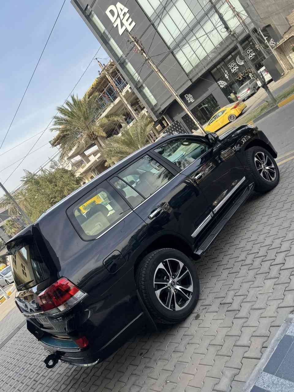 لاندكروز مديل 2017 خليجي مكفوله كفاله عامه مكينه 8 سلندر vxr جاهزه من كل نقص مكانها بغداد بريميه تحويل مباشر او وكاله السعر 460 وبيه مجال للاستفسار ***********
