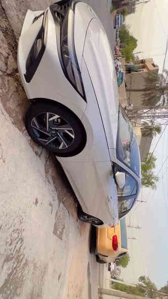 السلام عليكم 
النترا ٢٠٢٤ تجميع الصين رقم اربيل باسمي
ماشيه 39 الف كيلو 
مواصفات
سلايد 
بصمه ابواب +بصمه تشغيل 
ويل كب 17
اشاير مري
لايت لد 
حساس امامي خلفي
شاشه نفكيشن 
كامره
مري شفط
لايت 3عدسات زنون
كشنات جلد
هند بريك بصمه
اوتو هولد
كير دجتل طياره
تبريد خلفي 
تحكم ستيرن جهتين /كروز سرعه 
ماطور لايت/كيلو متر دجتل
كير 8 سرعات 
(( دواخل لونين احمر ))

السياره مكفوله بيها صبغ بسيط بالجاملغ خلفي بدون معجون رجعت عليها باب البيت فقط وباقي مكفول

مواصفاتها معروفه 
السياره فول مواصفات 
مكينه 1500دبل نوزل 
السعر 138 بيها مجال 
مكانها بغداد الدوره 
واتساب 
***********
