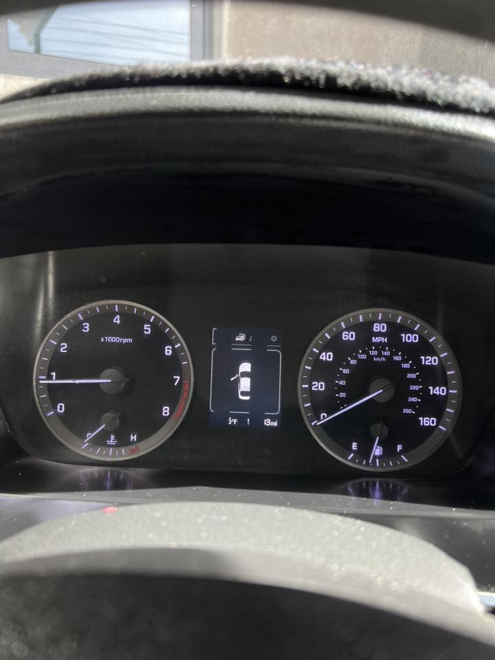 سلام عليكم. سوناته 2015 ماشيه 95الف مكينه ما مفتوحه 2400 ولا كلوب مشتغل بل دشبول 
مواصفات شاشه كامره كشنات كهرباء تدفئ كشنات وضعيات قياده تلاثه  سياره نضيفه مال بيت ما مشتغله تكسي
صور امريكا بل منشور  والفحص مرفق هم (باسمي تحويل مباشر )
السعر 122 وبيه مجال
مكاني ناصريه مركز
***********
