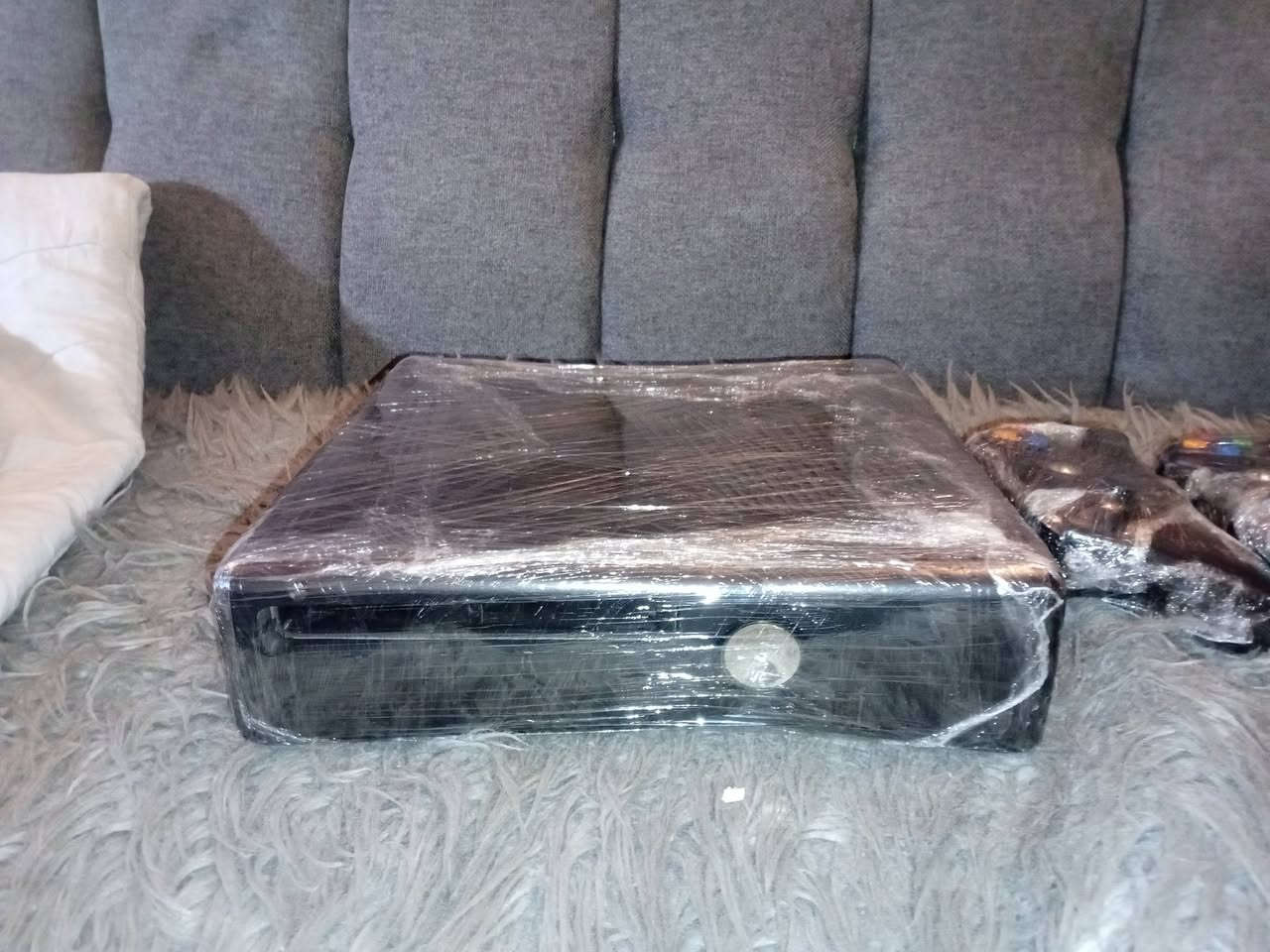 السلام عليكم اكس بوكس ٣٦٠نضيف كلشي مابي هارد ١ جوستكات ٢ وكامل ملحقاتة للاستفسار  *********** واتساب انطيني بي سعر اشكد متريد وخذة
