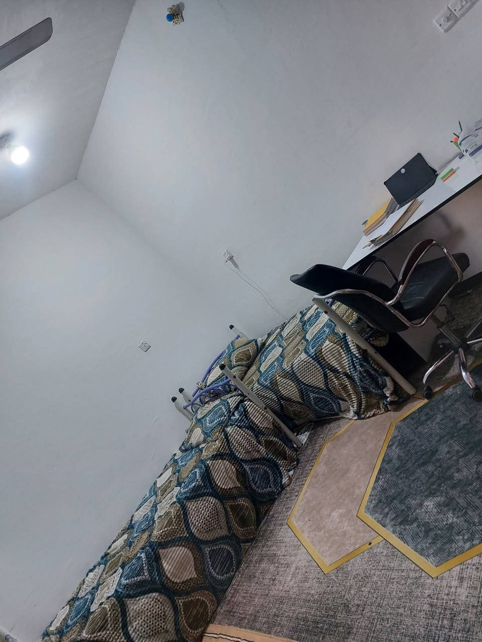 بيت  طابو زراعي مساحة 100/ متر العرض 5/. والنزال 10/  السقف كونكريت السقف جديد صار 4/ سنوات البيت يحتوي ع حمام خارجي وداخلي + مطبخ +   استقبال  + غرفتين نوم + وحده جوه وحده فوق +  استفسار رقم الهاتف  وبي واتساب *********** المنطقه حدان ابو الخصيب منطقة البز
