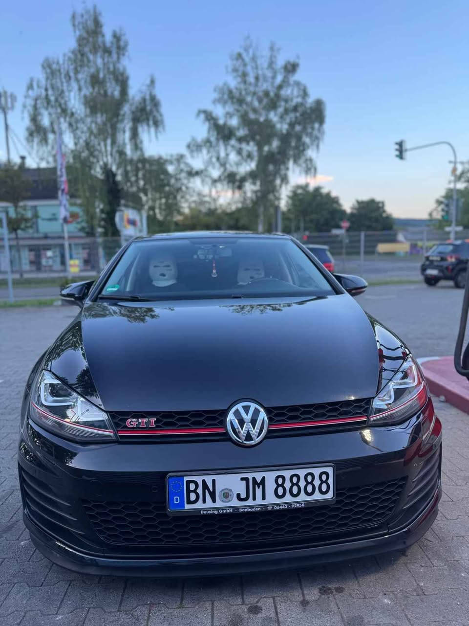 Zum Verkauf steht mein gepflegter VW Golf 7, der sowohl technisch als auch optisch in einem sehr guten Zustand ist. Das Fahrzeug wurde stets gepflegt und regelmäßig gewartet.

Fahrzeugdaten:

* 📅 Baujahr: 2014
* ⛽ Benzin
* 💪 1.4 TSI mit 150 PS
* ⚙️ Schaltgetriebe
* 📍 Kilometerstand: 185.000 km
* 👤 3. Hand
* ✅ TÜV bis 06/2028

Ausstattung & Highlights:

✔️ GTI-Umbau (komplett und legal eingetragen)
✔️ Alle Umbauten von A bis Z eingetragen
✔️ Frische Inspektion durchgeführt
✔️ Bremsen vorne und hinten erneuert
✔️ Technisch einwandfrei – sofort fahrbereit
✔️ Gepflegter Innen- und Außenbereich

💰 Preis: 10800 € VB

Kein Notverkauf. Das Fahrzeug kann nach Absprache besichtigt und probegefahren werden.

📩 Bei Fragen oder Interesse einfach melden.
01713295531 Bonn, NW


**إذا كنت صاحب هذا الإعلان وتريد حذفه لأي سبب، رجاءا أرسل رسالة إلى الدعم الفني**