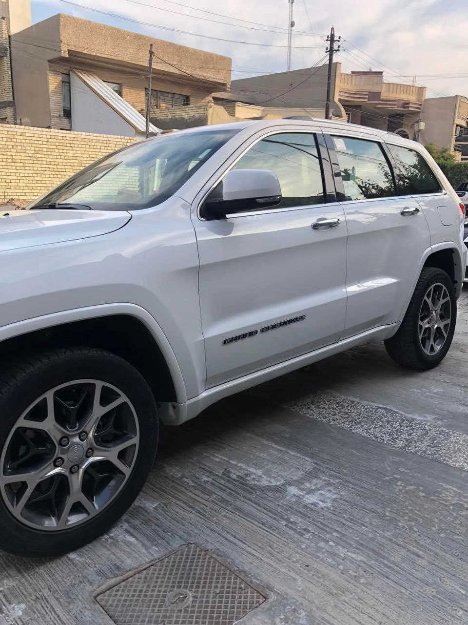 جيب اوفر لاند :2020 (خليجي)
المحرك : V6.  3.6L فول فول 
لون:ابيض ماشية 53
رقم بغداد تحويل ثاني يوم
 
المواصفات :
* دفع رباعي 4x4 . 
* شاشات 3
* سقف بانوراما . 
* شاشه كبيرة 8.4 انج . 
* نظام الخرائط (GPS) .
* نظام التعليق هوائي (جكات) . 
* ستيرن كهربائي . 
* المصابيح الأمامية زنون .
* كشافات الضباب زنون .     
* تشغيل عن بعد .
* صندوق كهربائي .
* داخل مشمشي  .
* حفظ وضعيات الجلوس (ميموري) . 
* المقاعد الأمامية كهربائية .
* المقاعد الأمامية تبريد وتدفئة .
* سستم صوت الباين. 
* حساسات أمامية
* حساسات خلفية . 
* كاميرا خلفية .
* تدفئة ستيرن . 
* بخاخ ماء على المصابيح الامامي.
* المرايا الجانبية قابلة للطي .
* مرايا متحسسه للضوء العالي . 
* مقود السائق من الخشب . 
* بلوتوث تلفون . 
* محدد سرعة . 
* نظام التشغيل والاطفاء الاوتوماتيكي ( Auto Start System ) .

السعر: 31
للاستفسار: ***********
العنوان: بغداد
