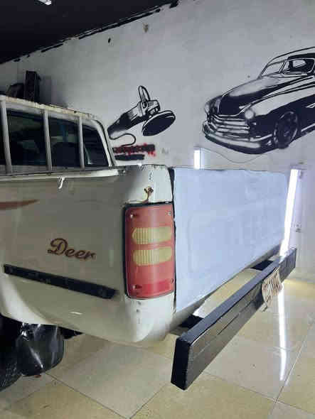 بيكاب دير ٢٠٠٧ 
مةنةفيست ئةسلي لةكةلة 
ناو سور 
مةكينة كابريتة 
گير و مةكينة و ئةكسلي بة شةرت 
تةقة و رةقةي بة شةرت 
جوار تاية ويلي لؤكي بة شةرت 
دينار مةسروفي نية كامل جوانكاري و مةسروف كراوة 
موس و براوةي نية 
پيش و پشتي كةپسة 
شوين كؤية 
نرخي ٢٧ و مةجال 
***********
*********** كويسينجاك
