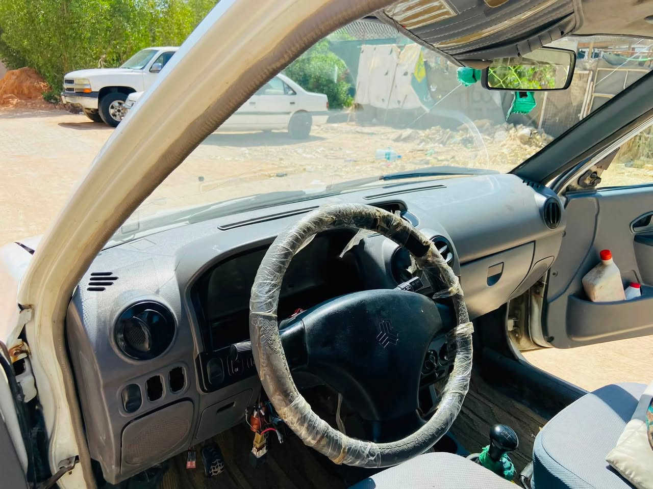 السلام عليكم سايبا
السياره بيه خيط بخار 
الشواصي مفطره 
بيه ضربه من وره 
البدي ما مكفول 
بارد باب السايق 
2011 نفخ 
ب18 وبيه مجال
مكلف بل نشر ‭***********‬
